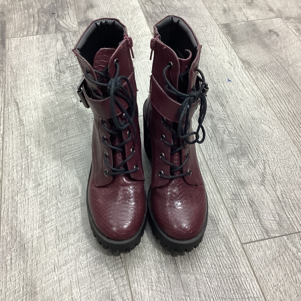 Madden Girl Coco Croc Embossed Lug Boots Size 5.5